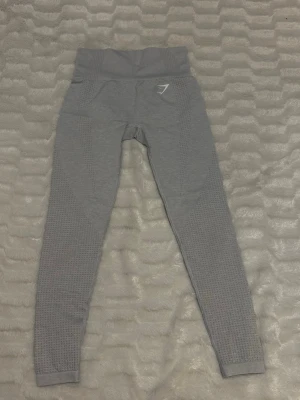 Grå Gymshark tights - Grå/ljusblå tights från Gymshark, i mycket bra skick, bara använd några gånger