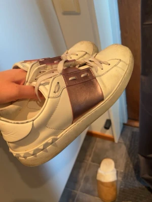 Valentino opens - Fortfarande i bra skick däremot lossnat lite färg längst fram på en av skorna vilket jag planerat att fixa men om nån vill köpa innan jag fixat det så blir det 200 kr mindre, boxen följer med! 