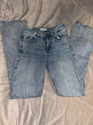 Ljusblå raka jeans  - Säljer ett par klassiska ljusblå jeans med rak passform. Jeansen är tillverkade i slitstark denim. Perfekta i alla lägen