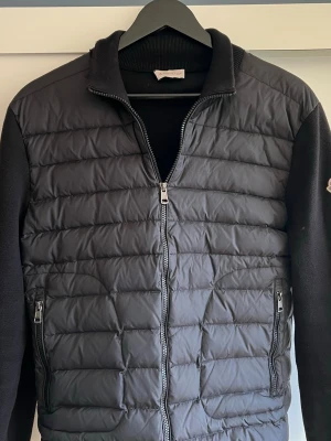 Moncler Cardigan  - Säljer min fina cardigan från moncler i färgen svart till ett billigt pris, skit bra att kunna slänga på sig eftersom den passar till alla plagg och gör din outfit så mycket snyggare! ⚠️håller man telefonen nära moncler logan så kommer till deras officiella hemsida alltså moncler.com! Man kan även byta så att när man skannar logan kommer man till vilken hemsida man vill genom att gå in på en annan hemsida som står på etiketten på innersidan utav jackan! 
