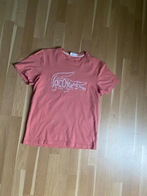 Lacoste T-Shirt - Vintage Lacoste t-shirt. Storlek S men är lite liten så passar även XS. Det är bara att höra av sig vid funderingar 💭. Priset går absolut att diskutera ✅👍.