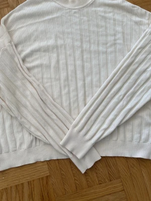 Vit ribbstickad tröja Pernilla Wahlgren - Säljer en vit ribbstickad tröja från Pernilla Wahlgren. Tröjan har rund halsringning, långa ärmar och en mjuk, stretchig känsla. Perfekt till ett par jeans eller kjol för en clean och stilren look.