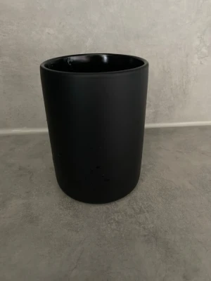 Svart cylinderformad tanborsthållare - Minimalistisk tandborstshållare i matt svart plast med cylinderformad design. Perfekt för tandborsten eller skrivbordet för att organisera pennor, penslar eller andra småsaker. Enkel och stilren look som passar in i de flesta miljöer.