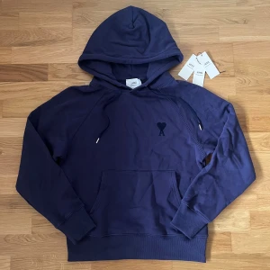 Ami Paris hoodie - mörkblå - Säljer en oanvänd Ami Paris hoodie🙌🏻| Storlek M | Skick 10/10🔥| Skriv vid minsta fundering 💭|