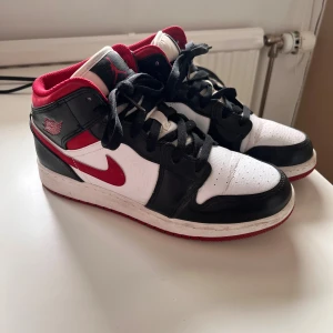 Nike Air Jordan 1 Mid Gym Red - Jordan 1 ”Gym red” Mid i storlek 38,5 men passar perfekt på mig som har 37,5. Köpta från Merch Sweden och endast använda fåtal gånger, därav fint skick. Hör gärna av dig vid frågor! 