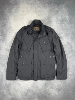 Woolrich Field Jacket - Skick: 9/10. | Ingår: Endast jackan. | Nypris: +- 5000 SEK. | Modellen är 176cm och väger 70kg.
