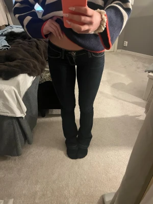 Killah jeans  - Mörkblåa jeans från killah! Midjemått ca 35-37 cm och innerben ca 82-84💝