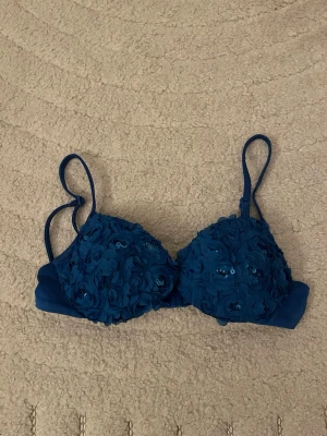 Blå bikinitopp från Calzedonia  - Helt oanvänd ny bikinitopp från calzedonia med blommor och paljetter🌺