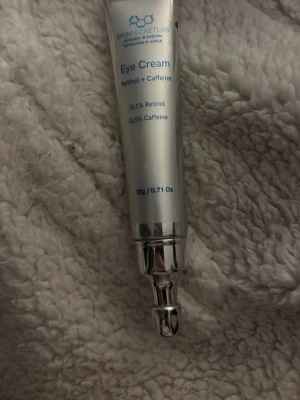 Skinsecretlab Eye Cream Retinol+Caffeine - Ögonkräm från Skinsecretlab med 0,1% retinol och 0,5% koffein. Tuben är silverfärgad och rymmer 20g. Krämen är framtagen i Sverige och utvecklad i Korea, perfekt för dig som vill boosta huden runt ögonen.Mer än halva inne