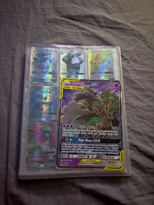 Pokemon kort och pokemon bok - Det är en pokemon bok med 18 sidor fylda av kort plus ett XL kort korten är i bra skick och det är kort jag sparat i över 5 år