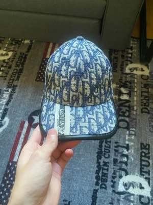 Blå Dior keps - Blå dior keps i fint skick pris kan diskuteras det är bara att höra av sig