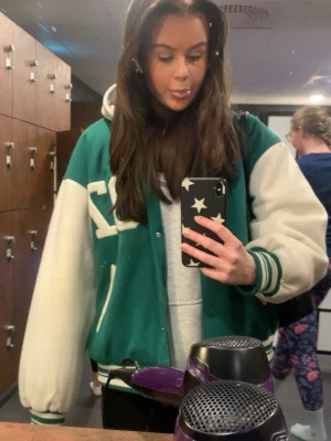 Grön och vit bomberjacka college - Säljer min collegejacka. Den är i fint skick, men kommer tyvärr ej till användning längre. 