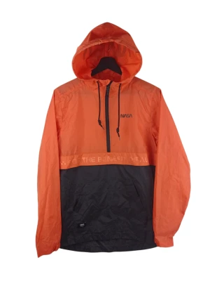 VANS x Space Voyager NASA Windbreaker Anorak Lightweight Hoodie Jacka XS - Vans NASA anorakjacka med huva. Jackan har en dragkedja framtill och en stor ficka med dragkedja på magen. NASA-logotypen finns på bröstet och på huvan. En Vans-logotyp finns på vänster ärm. Det finns en liten fläck på insidan (sista bild) Armhåla till armhåla: 50cm Axelbredd: 40cm Långt: 69cm Armlängden från armhåla: 49cm