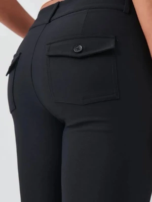 Svarta kostymbyxor med fickor - Stilrena svarta kostymbyxor med raka ben och fickor med lock och knapp bak. Byxorna formar kroppen jättefint och är som nya, nästan helt oanvända! 