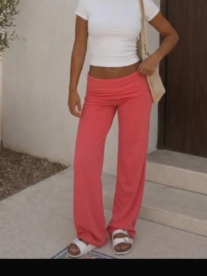 Low waist coral pants - De virala korall byxorna från Gina Tricot!🧡  På de sista bilderna ser dom mer orange ut men det var endast i kameran! Färgen på första bilden stämmer mer överens!  råka beställa dubbletter och säljer därför ena! (endast testade och prislapp sitter kvar!