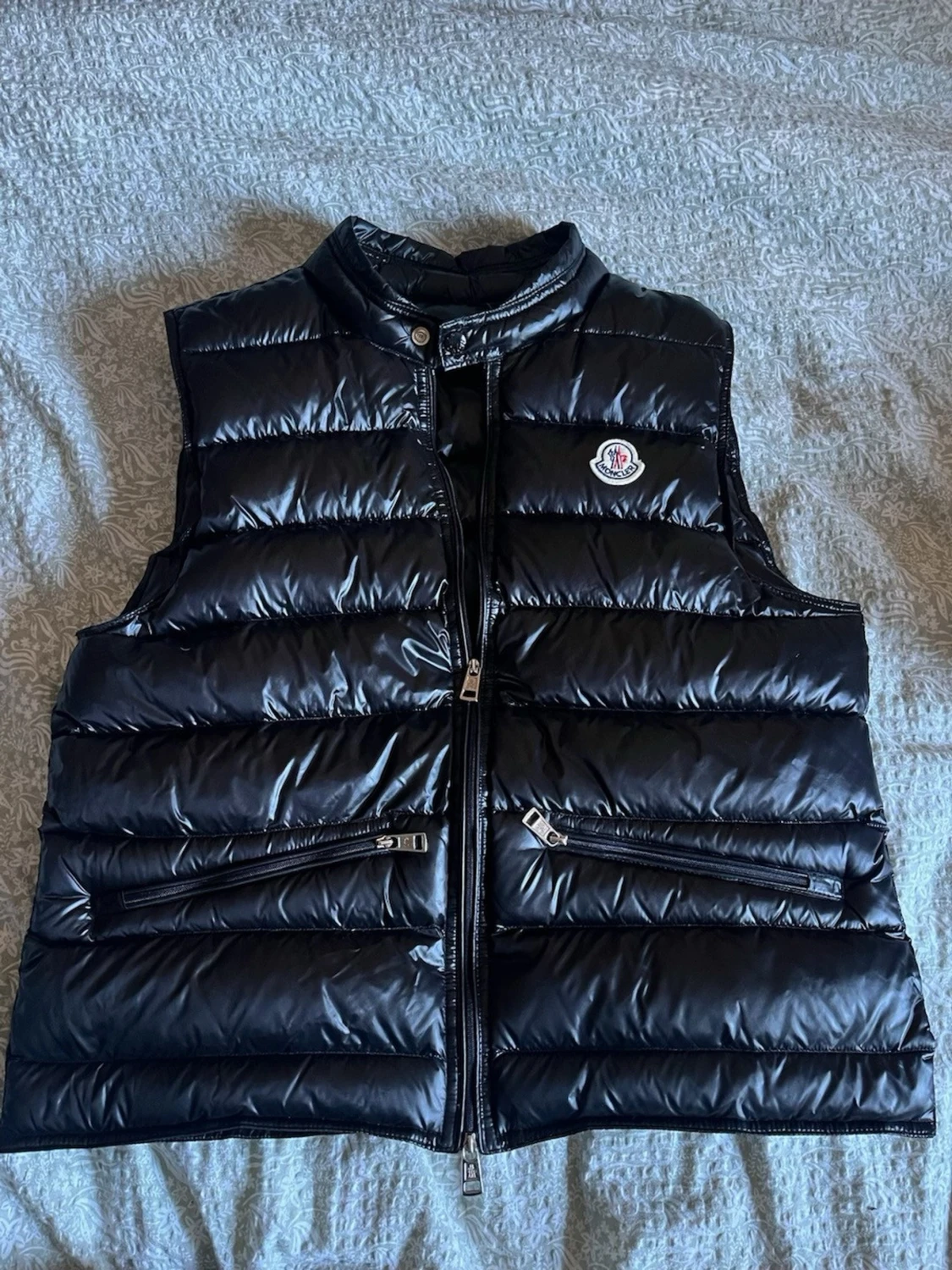 Svart dunväst från Moncler