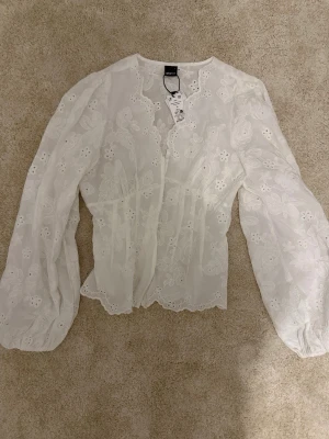 Blus från Gina  - Jättefin oanvänd/ny blus från Gina, köpte på Vinted men var tyvärr för liten💕