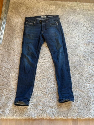 Replay jeans - Hej! Säljer dessa feta replay jeans som är i modellen grover, dessa byxor är straight fit och sitter inte lika tight och skinny så som dom andra replay anbass sitter. Dom är väldigt bekväma och är i storlek 30/32. Inga deffekter och väldigt fräscha. Hör av er vid intresse!