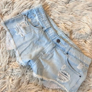 A8 Superljusblå Lowrise jeansshorts - Midja ca 40! Skriv innan ni köper