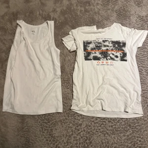 Vit linnetopp och t-shirt - Säljer ett paket med en enkel vit linnetopp och en vit t-shirt från 157. Linnetoppen har klassisk ärmlös design och t-shirten har tryck framtill med text och grafiskt motiv. Perfekt till vardags för en avslappnad stil.