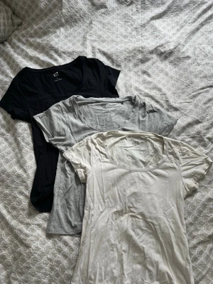 3-pack basic t-shirts från 157 - Säljer ett 3-pack basic t-shirts från 157 i svart, grått och vitt. Alla har rund halsringning och korta ärmar. Perfekta att matcha till olika outfits och tillverkade i mjuk bomull för skön känsla hela dagen. Alla tre tröjor är i storlek S