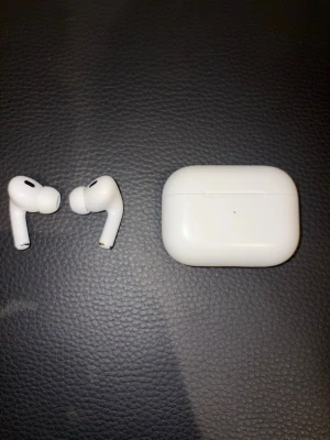Airpods Pro - Säljer ett par Apple AirPods Pro. Funkar som de ska och enkla att koppla till mobilen. Sitter bra och ger bra ljud.