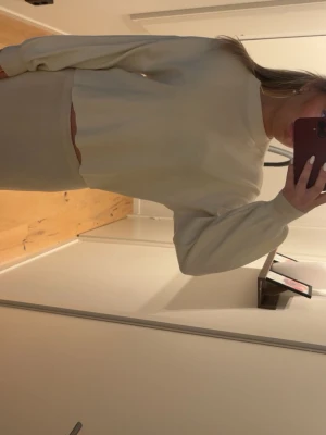 Vit stickad tröja med ballongärm - Säljer en vit stickad tröja med avslappnad passform och ballongärmar. Tröjan har rund halsringning och är gjord i mjukt stickat material. Perfekt för dig som gillar en clean och enkel stil. Lappen är bortklippt men märket är vero Moda och skulle gissa på storlek S