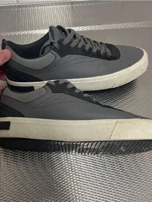 Sneakers 43 - Pull & bear skor. Storlek 43. Fint skick. Tvättas innan frakt.