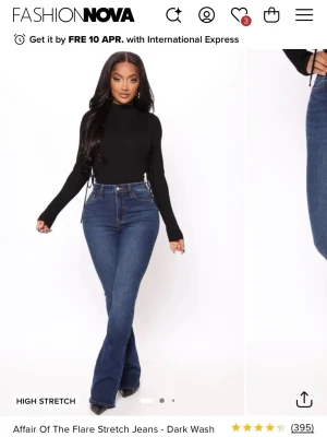 Mörkblå utsvängda jeans Fashion Nova - Snygga mörkblå jeans med hög midja och utsvängda ben från Fashion Nova. Jeansen har stretchigt material för en bekväm passform och klassiska fickor fram och bak. Perfekta för en trendig och avslappnad look.