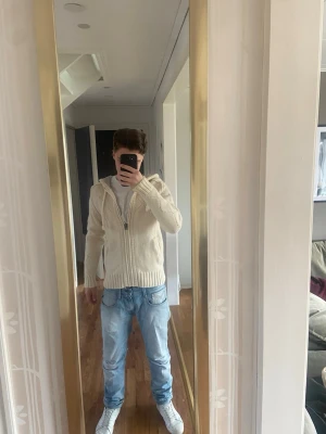 Sällsynt hoodie från Gabba - Säljer en stickad hoodie med dragkedja från Gabba som inte finns att köpa längre. Väldigt clean och snygg men är tyvärr för liten för mig. Tröjan är i Storlek S! Tveka inte att skriva vid frågor, så kanske vi kan komma överens om ett bra pris 😊✍️😉