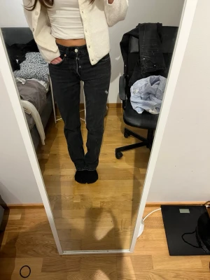Zara svarta raka jeans med hög midja - Säljer ett par Zara svarta jeans med raka ben och låg midja. Materialet är denim och färgen är tvättad svart. Storlek 34 och passar mig som är 168 cm