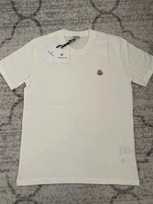 Moncler T-shirt - Hej! Jag säljer en fin moncler T-shirt helt ny oanvänd storlek S-baggy fit, kan passa även som M skriv gärna vid intresse ❤️💯