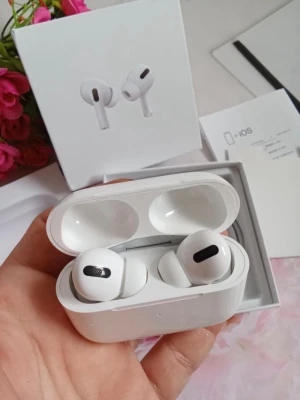 AirPods Pro gen 2 - Säljer ett par vita Apple AirPods Pro med laddningsetui. Hörlurarna har en stilren och kompakt design med silikonproppar för bra passform. Kommer med originalförpackning och laddningskabel. Perfekta för musik, samtal och träning.