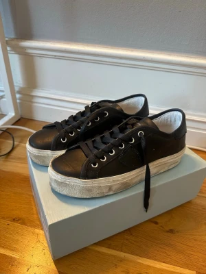 Philippe model skor dam - Jättefina Philippe model skor, perfekta till våren o sommaren. Använda max 5 gånger så de är så gott som nya. Storlek 39.