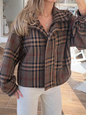 Rutig vårjacka  - Storlek S. Skickas inom 24h. Se liknande plagg i min profil! 