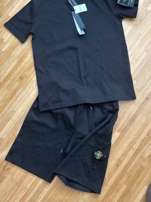 Svarta shorts från Stone Island - Säljer ett helt nytt stone Island set med Tröjan och shortsen. 