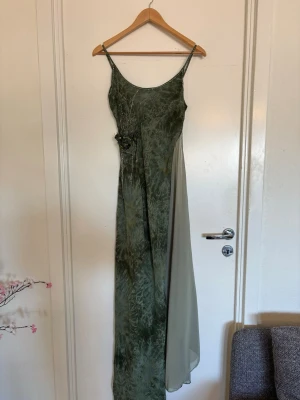 Grön långklänning  - Elegant grön långklänning som endast är använd 1 gång. Passar perfekt för speciella tillfällen som bal eller bröllop! 