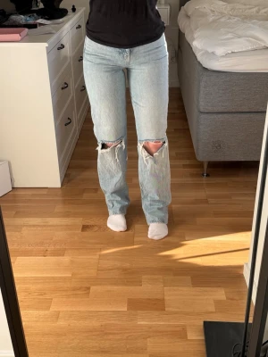 Raka jeans Ginatricot  - Säljer dessa snygga jeans pga att de är för små för mig. Perfekta nu till våren/ sommaren 🩵 Jättefint skick 