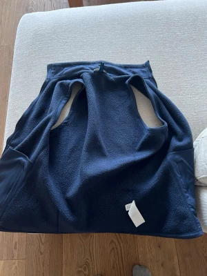 Mörkblå fleeceväst från Patagonia - Mysig mörkblå fleeceväst från Patagonia i storlek S. 