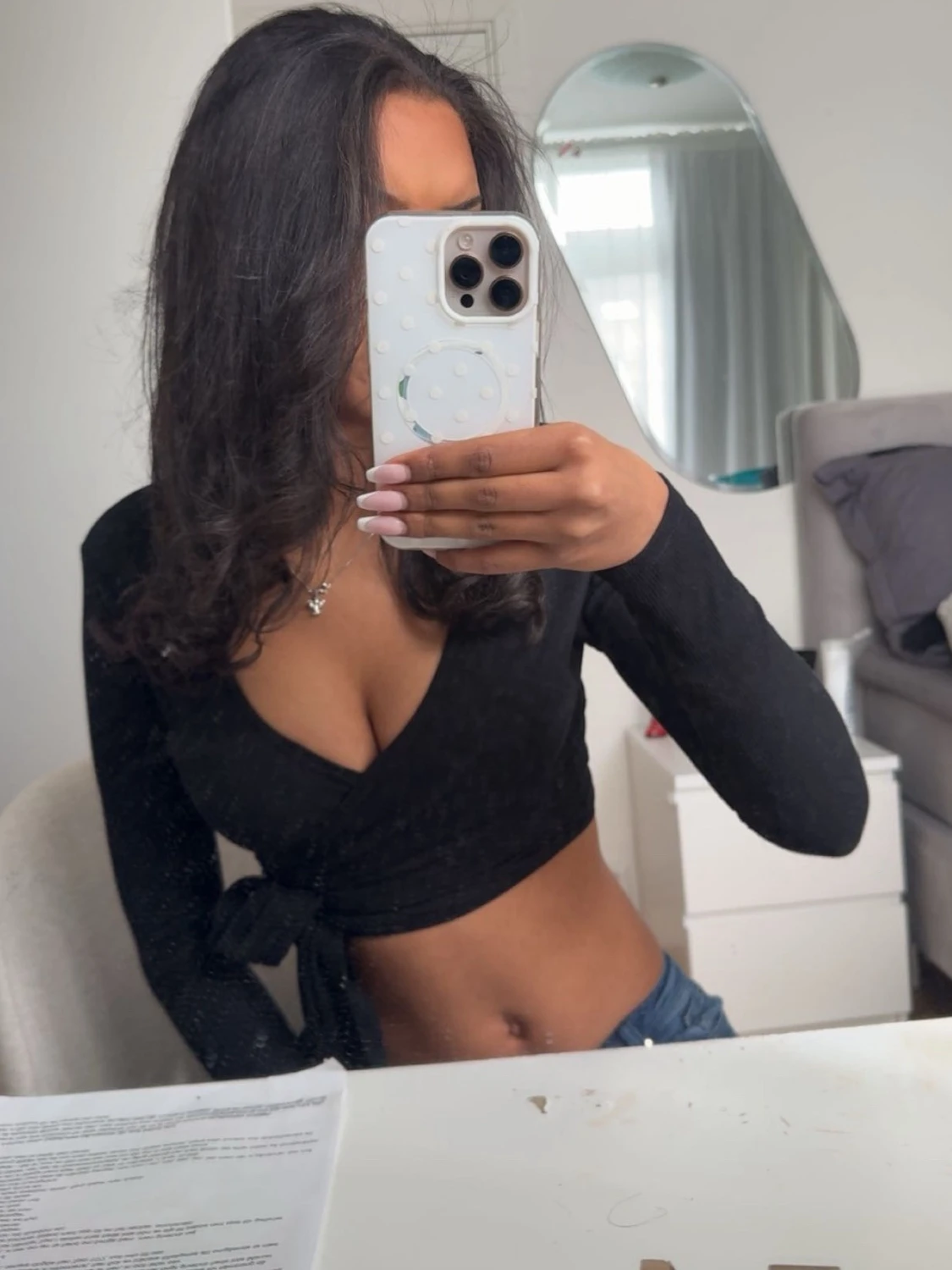 Svart topp med knyt och v-ringning - 1