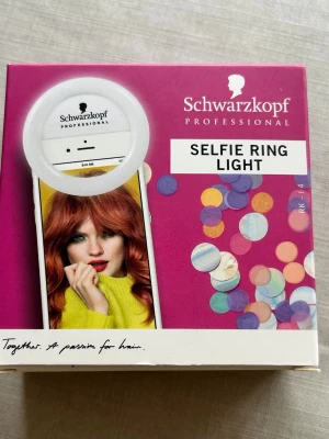 Schwarzkopf Selfie Ring Light - Selfie ring light från Schwarzkopf Professional. Ringen är vit och rund, tillverkad i plast och laddas via USB-kabel som medföljer. Perfekt för att få jämnt ljus till selfies eller videoinspelningar. Kommer i originalförpackning med instruktioner. Ny och aldrig använd!
