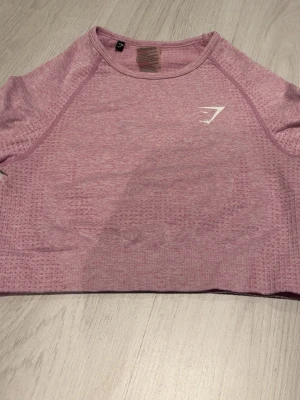 Ljuslila Gymshark träningströja - Ljuslila träningströja från Gymshark. Perfekt till högmidjade byxor eller shorts. 