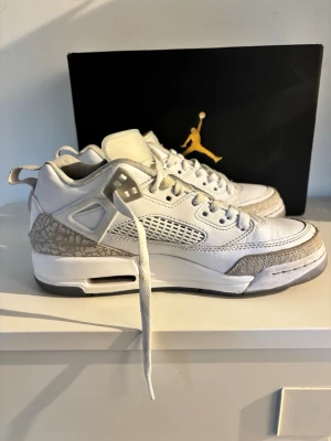 Nike jordan sneakers - Säljer mina Nike Jordan sneakers i storlek 38. Använda få gånger, fortfarande i bra skick. Nyligen rengjorda. Säljer pga används inte längre. 