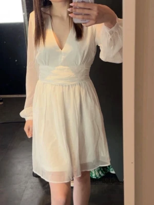 Vit klänning  - Jätte fin klänning från bubbleroom, med jättefin rosett vid ryggen du knyter själv, perfekt om du har skolavslutning eller tar studenten. Den är använd en gång så den är i jätte bra skick!! 