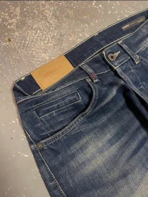 Till salu: DonDup-jeans - W31  Mått: 	•	längd: 110 cm 	•	bredd: 38 cm 	•	benöppning: 16 cm  Skickas inom 24 timmar.  Vid frågor, skriv gärna.