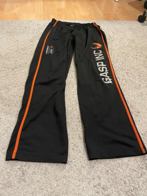 Gasp byxor  - snygga gasp byxor använda få gånger! litet hål men i första tyget i ”remmen” så inget som man lägger märke till eller påverkar något (se sista bild). snabb frakt!📦