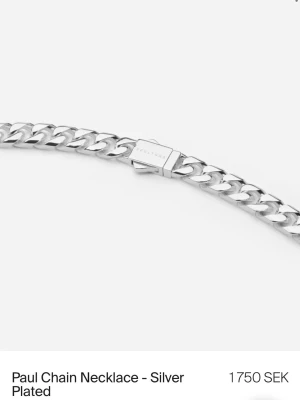 Skultuna - Halsband i silverplätering - Snyggt halsband från skultuna, silverpläterat med breda, platta länkar och en stilren låsdetalj. Halsbandet har en modern och clean look som passar perfekt till streetwear eller mer dressade outfits. Det är helt nytt 
