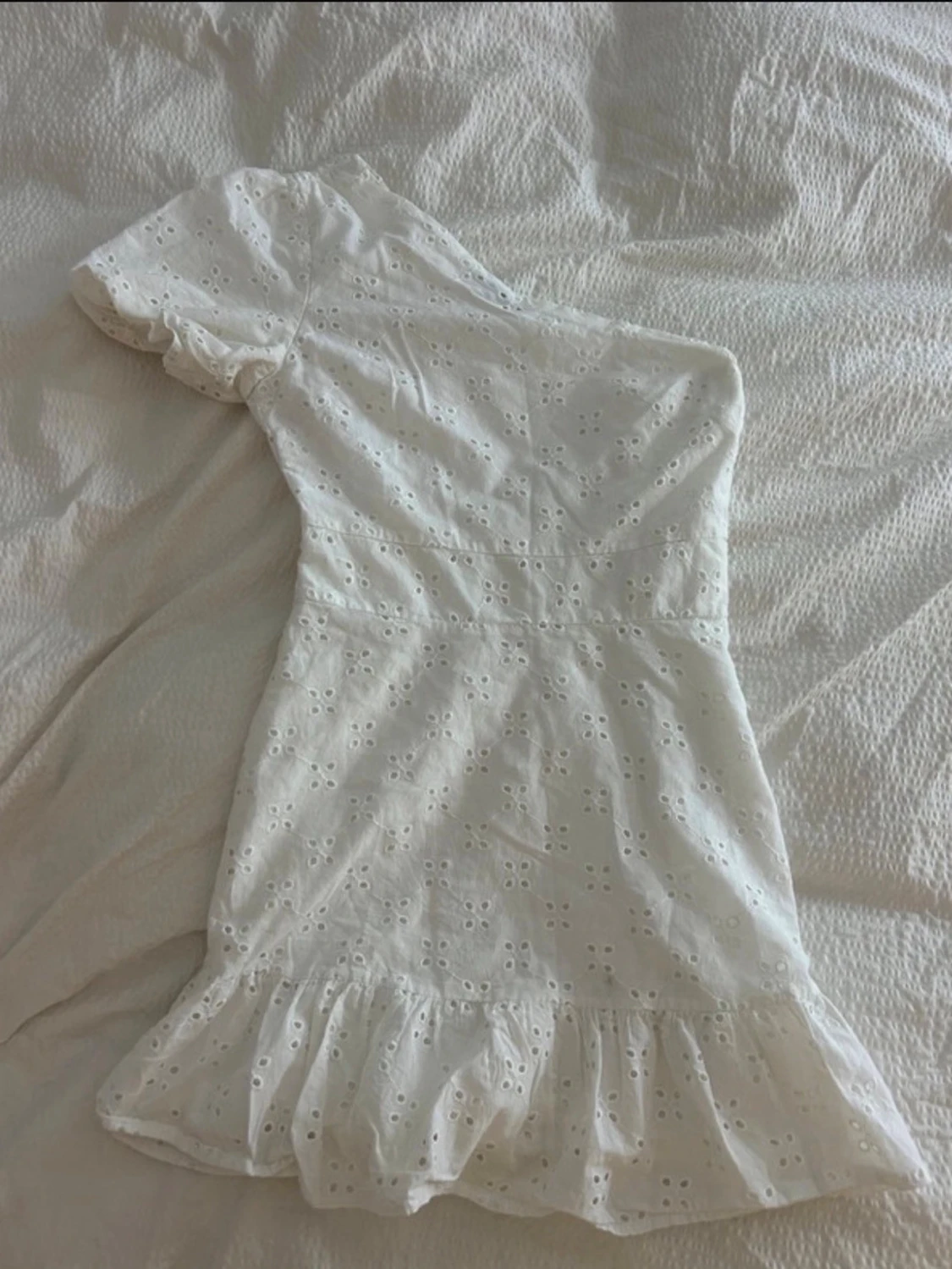 Vit oneshoulder klänning med volang - 1