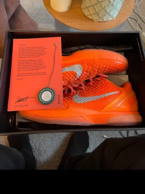 Nike Kobe 6 Protro Grinch Orange - Nike Kobe 6 Protro orange. Använda några gånger köpta från stockx och nästan helt nya