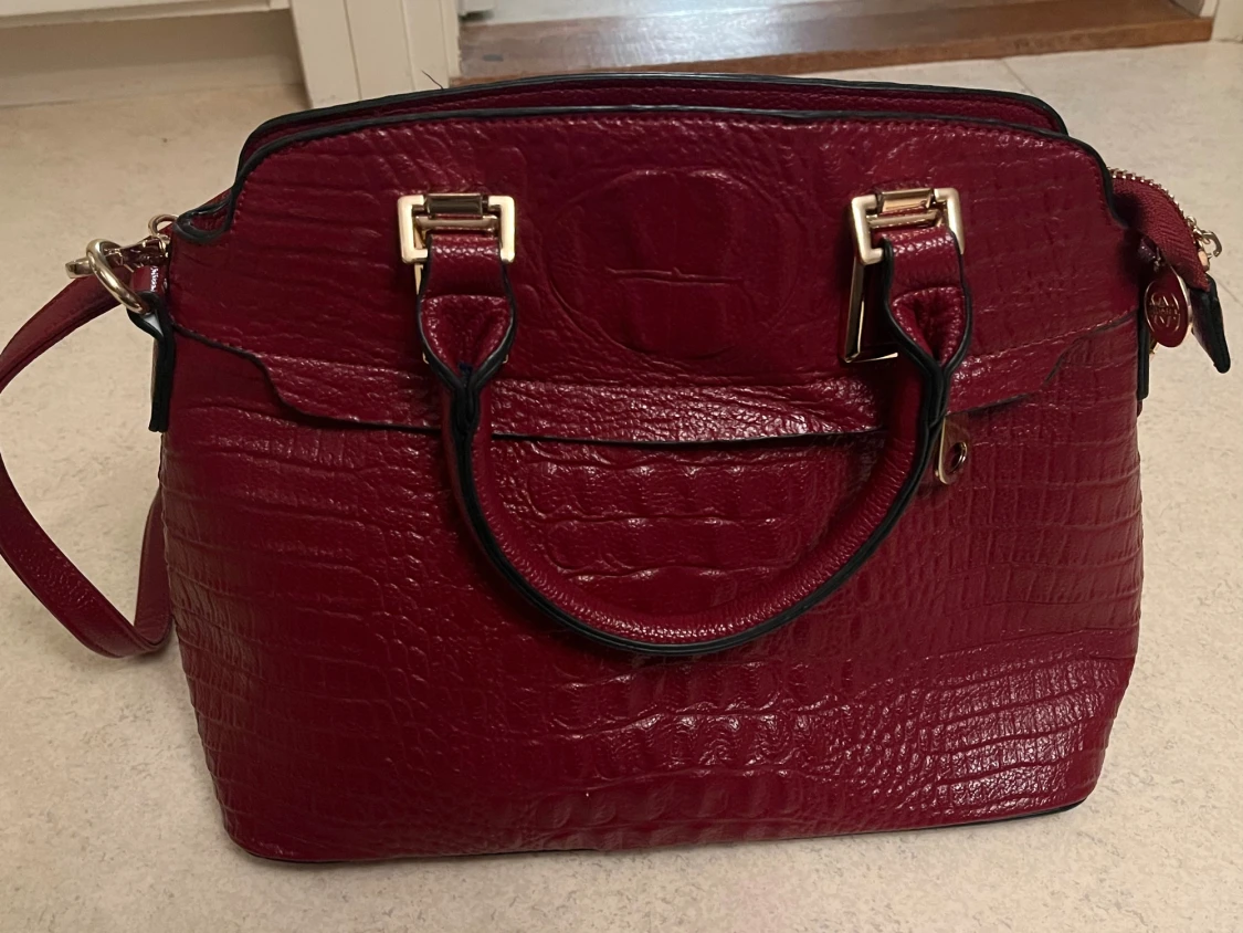 Vinröd handväska med krokopräglat mönster - 2